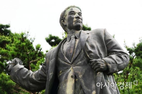 [문호남의 찍고 쓰고]녹슬고 악취까지…무관심에 골병 앓는 도심 속 위인들