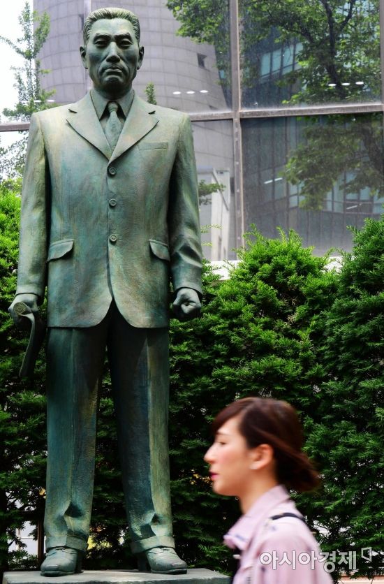 [문호남의 찍고 쓰고]녹슬고 악취까지…무관심에 골병 앓는 도심 속 위인들