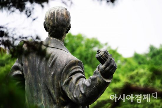 1932년 일왕 히로히토를 향해 폭탄을 던지려 팔을 힘껏 뒤로 젖힌 모습을 한 이봉창 의사 동상이 무관심 속에 녹슬어 가고 있다. 동상은 녹슬어도 그들의 업적은 녹슬지 않는다. 이젠 현충시설을 지킬 수 있는 지속적인 관리와 건강한 시민의식이 필요한 때다. /문호남 기자 munonam@