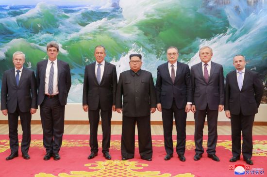 세르게이 라브로프 러시아 외무장관(왼쪽 세번째)을 접견했다고 조선중앙통신이 1일 보도했다. [이미지출처=연합뉴스]