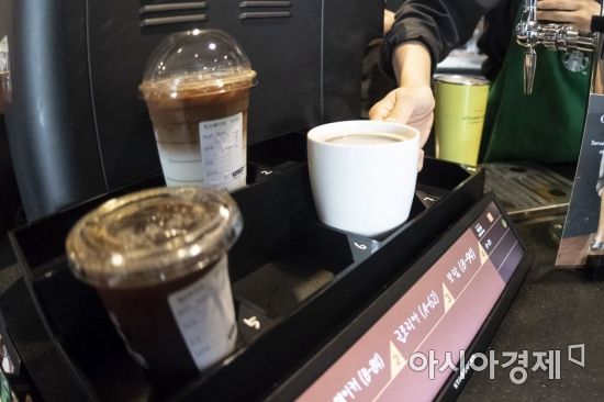 1일 서울 시내의 한 커피숍에서 머그잔과 일회용잔이 같이 놓여 있다. 환경부는 1일부터 매장 내 일회용 컵 사용을 금지 단속 할 예정이다./윤동주 기자 doso7@