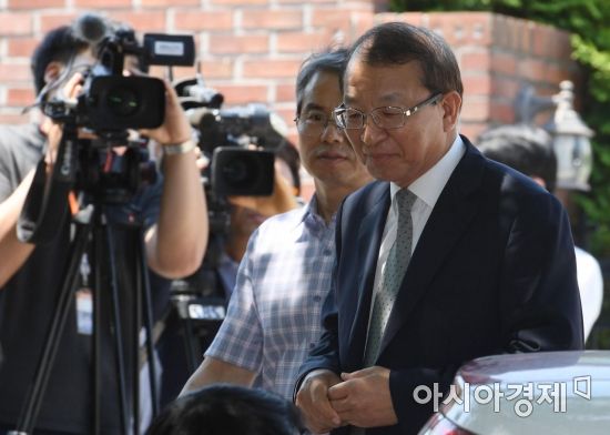 [포토] 기자회견장으로 들어서는 양승태 전 대법원장