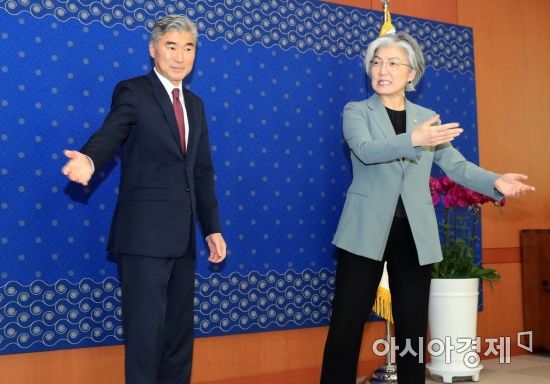 [포토] 성 김 대사 만나는 강경화 장관