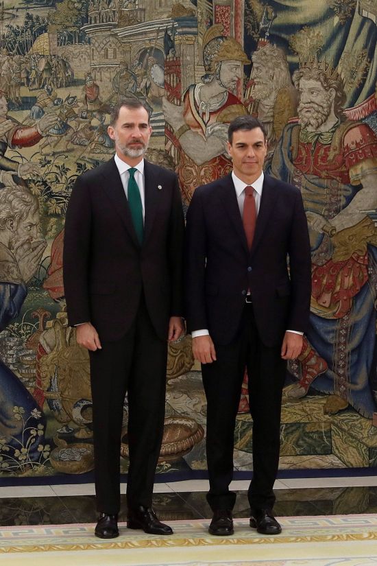 페드로 산체스 스페인 신임 총리(오른쪽)가  2일 마드리드의 사르수엘라 왕궁에서 취임선서를 한 후 필리페 6세 국왕 옆에서 포즈를 취하고 있다. [이미지출처=로이터연합뉴스]