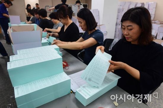 [포토]6·13 지방선거 D-10, 투표용지 검수로 분주한 선관위