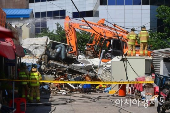 [포토]서울 용산구서 4층 건물 무너져 