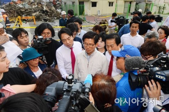 [포토]심각한 표정의 김문수 자유한국당 서울시장 후보