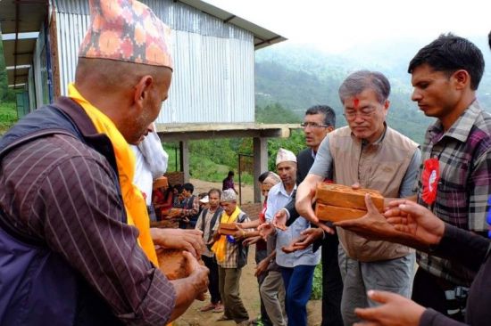 약속 지킨 文대통령…사비로 지진피해 네팔 학교 복구지원