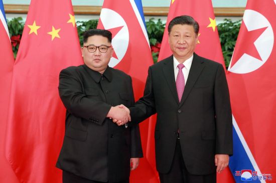 지난 5월 중국 다롄(大連)을 방문한 김정은 북한 국무위원장이 시진핑(習近平) 중국 국가주석과 악수하고 있다(사진=연합뉴스).