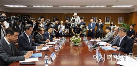 윤석헌 금감원장이 4일 서울 여의도 금융감독원에서 열린 6개 금융협회장과  첫 간담회에서 모두발언을 하고 있다. 이날 간담회에는 김태영 은행연합회장, 신용길 생명보험협회장, 김용덕 손해보험협회장, 권용원 금융투자협회장, 김덕수 여신금융협회장, 이순우 저축은행중앙회장 등이 참석했다./윤동주 기자 doso7@