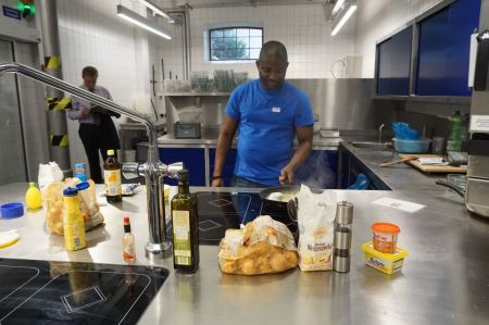 독일 연방위해평가원에 위치한 총식이조사(TDS) 전용 조리실에서 직원이 평가 대상인 식품을 재료로 레시피에 따라 조리하고 있다.