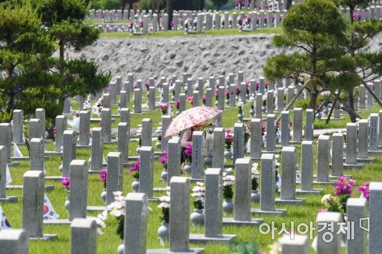 [포토]현충원 묘역 찾은 유가족