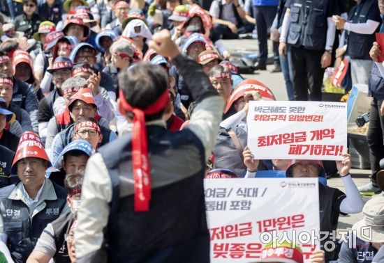 한국노총이 서울 정부서울청사 앞에서 최저임금 개악 폐기 촉구 결의대뢰를 갖고 있다./윤동주 기자 doso7@