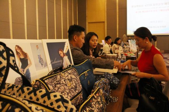 6일 오전 베트남 하노이에 위치한 롯데호텔에서 열린 '현지 바이어 구매 상담회'에서 국내 중소기업 관계자들이 베트남 바이어와 구매 상담을 진행하고 있는 모습.