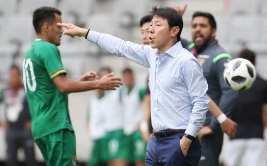 7일 오스트리아 인스브루크 티볼리노이 스타디움에서 열린 2018 러시아월드컵 대한민국 축구대표팀 대 볼리비아의 평가전. 한국 신태용 감독이 작전 지시를 하고 있다.[사진=연합뉴스]