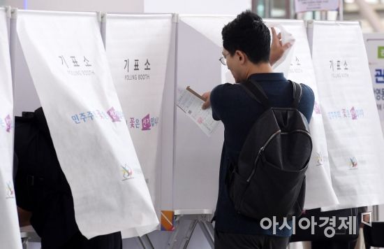 [포토] 기표소 향하는 유권자