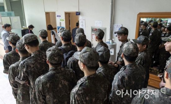 군인들이 지난 2018년 서울 강남구 세곡동주민센터에 마련된 사전투표소에서 소중한 한 표를 행사하기 위해 길게 줄을 서고 있다./윤동주 기자 doso7@