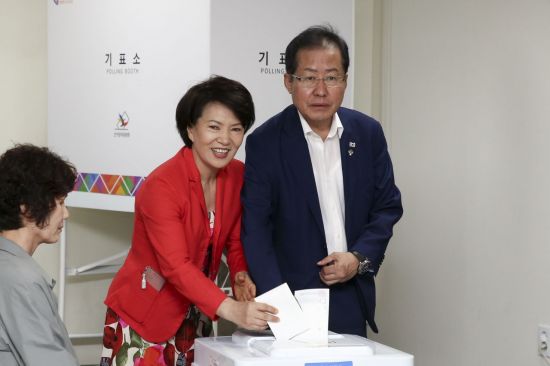 홍준표 자유한국당 대표와 부인 이순삼씨가 8일 오전 서울 송파구 잠실 7동 주민센터에서 사전투표를 하고 있다. 사진=연합뉴스
