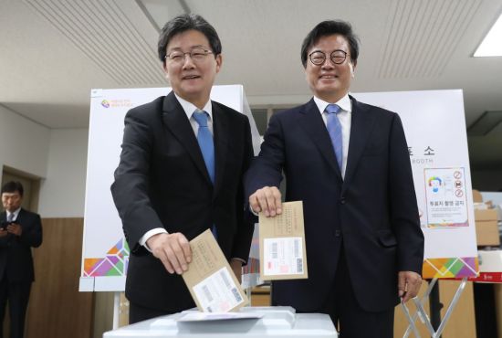 유승민 바른미래당 공동대표와 김형기 대구시장 후보가 8일 대구 동인동에서 사전투표를 하고 있다. 사진=연합뉴스