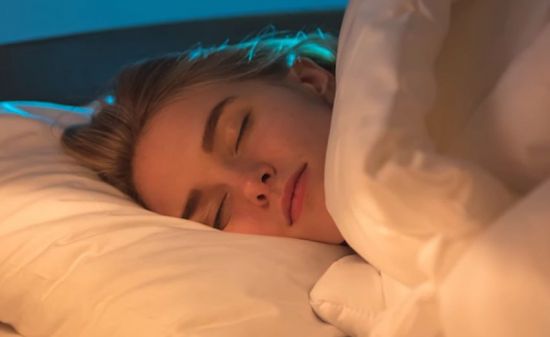 잠이 보약입니다. 숙면하지 못하면 노화가 빨라질 수 있다는 연구 결과도 있습니다. [사진=유튜브 화면캡처]