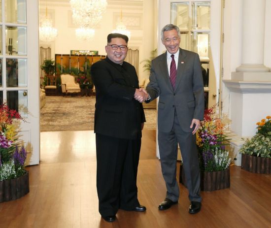 6·12 북미정상회담을 이틀 앞둔 10일 오후 북한 김정은 위원장이 싱가포르 이스타나궁에서 리셴룽(李顯龍) 싱가포르 총리와 회담에 앞서 악수하고 있다. (출처 = 연합뉴스)