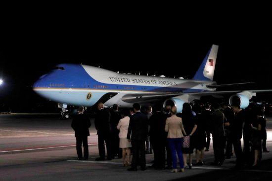 10일(현지시간) 싱가포르 파야 레바(Paya Lebar) 공군기지에 도착한 미국 대통령 전용기 에어포스원의 모습.(사진=연합뉴스)