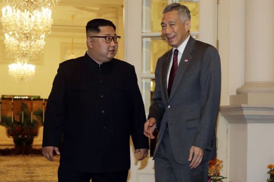김정은 북한 국무위원장과 리센룽 싱가포르 총리 [이미지출처=AP연합뉴스]