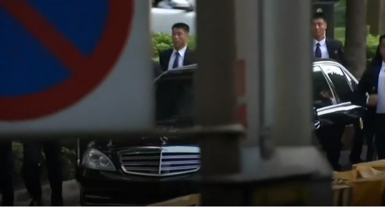 싱가포르 창이공항에 도착해 세인트레지스 호텔로 이동 중인 김정은 북한 국무위원장이 탄 차량을 호위하는 북한 경호원. 사진=BBC 캡처