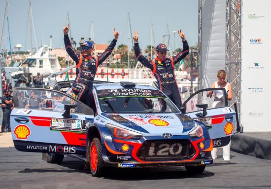 ‘2018 WRC 이탈리아 랠리’에서 우승을 차지한 티에리 누빌 (오른쪽)과 니콜라스 질술(티에리 누빌의 코 드라이버)이 우승을 차지하고 환호하는 모습