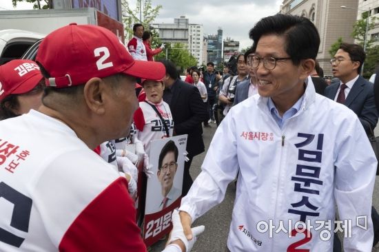 [포토] 선거운동원과 인사 나누는 김문수 후보