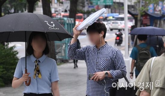 [포토] '우산 대신'