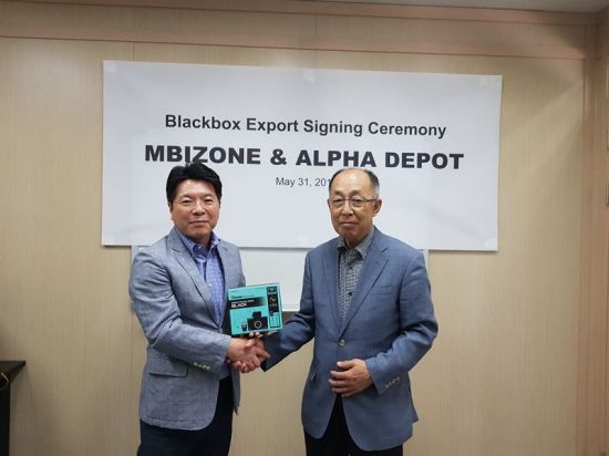 지난달 31일 김상균 엠비즈원 대표(왼쪽)과 유키오 이지마 알파데포 대표가 수출 계약을 체결한 후 기념촬영을 하고 있다.