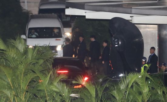 김정은, 싱가포르 한밤 시내 투어 나선 듯