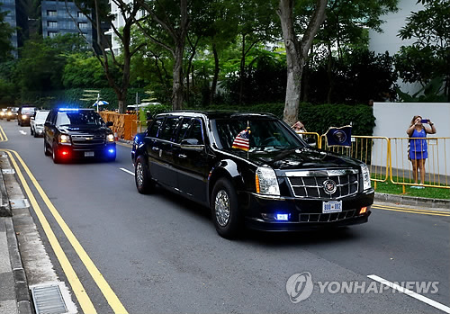 트럼프 미국 대통령을 태운 전용차가 12일 아침 싱가포르의 북미 정상회담장인 센토사섬 카펠라 호텔로 향하고 있다.사진=연합뉴스