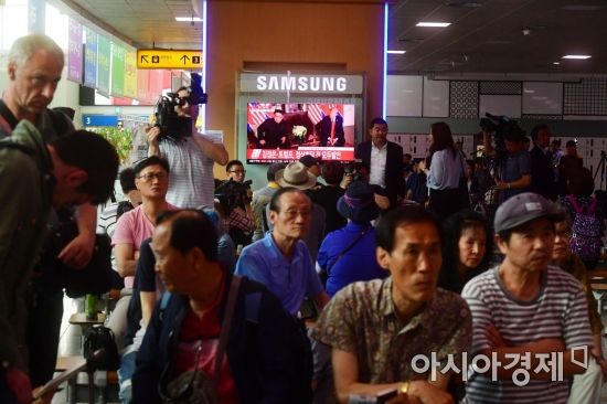 12일 서울역 대합실에서 시민들이 북미 정상회담 생중계를 시청하고 있다. /문호남 기자 munonam@