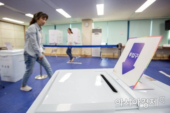 제7회 전국동시지방선거를 하루 앞둔 12일 서울 도봉2동주민센터에서 선거관리위원회 직원을 비롯한 투표사무원들이 투표소를 설치하고 있다./강진형 기자aymsdream@