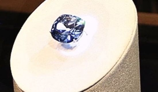 수많은 소유주를 불행으로 몰아간 '블루 호프 다이아몬드'. 스미소니언 박물관에 전시돼 있는 모습.[사진=유튜브 화면캡처]