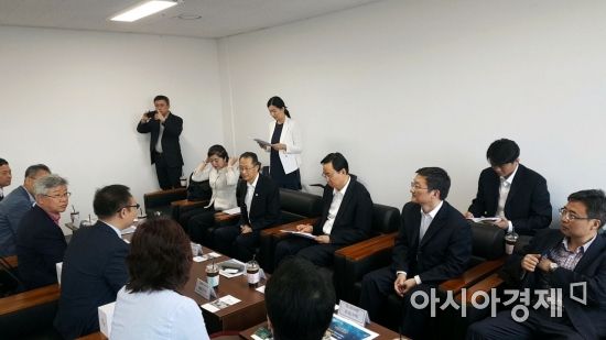 란사오민 중국 난징시장(오른쪽에서 네번째)이 12일 서울 마포구 서울창업허브를 방문해 국내 창업전문가들의 의견을 듣고 있다.