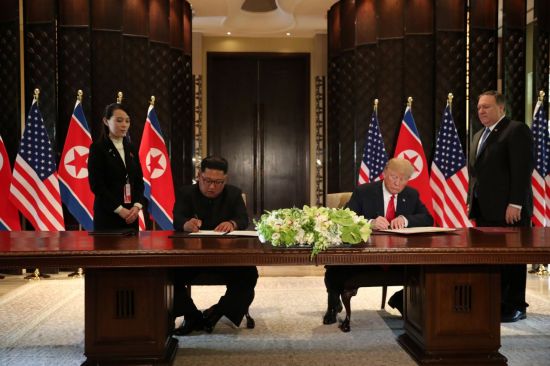 트럼프·김정은, 합의문 서명…"역사적 시작"(상보)