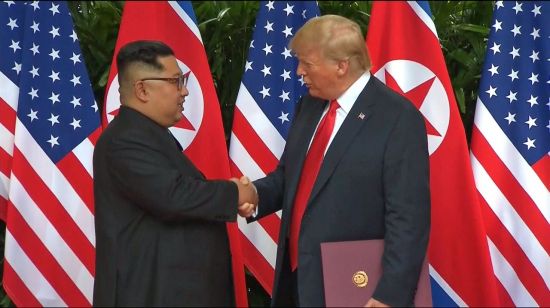트럼프·김정은 합의문 서명…트럼프 "비핵화 빠르게 진행될 것"(종합)