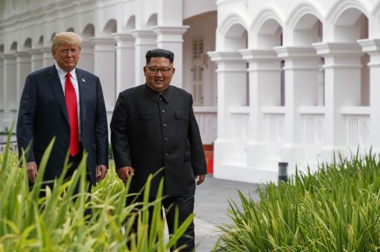 지난 12일 싱가포르 카펠라 호텔에서 트럼프 미국 대통령과 김정은 북한 국무위원장이 산책하고 있다. [이미지출처=AP연합뉴스]