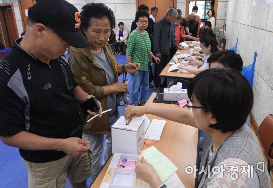 [포토] 이른 아침부터 투표소 찾은 시민들