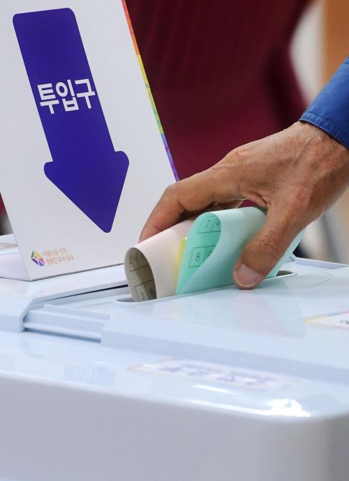 제7회 전국동시지방선거 및 국회의원 재·보궐선거일인 2018년 6월13일 서울 송파구 잠신초등학교에 마련된 투표소에서 시민들이 투표를 하고 있다. /문호남 기자 munonam@