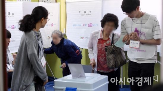 [6·13 민심]오전 10시 투표율 11.5%… 491만 명 참여