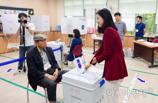 [포토]투표소 찾은 배현진 자유한국당 송파구을 국회의원 후보