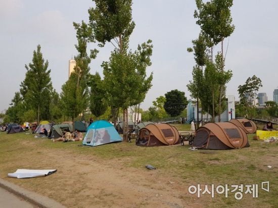지난 8일 여의도 한강공원에 시민들이 텐트를 설치해뒀다.