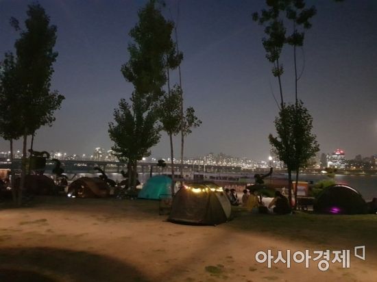 지난 8일 여의도 한강공원에 일몰 후에도 텐트가 설치돼 있다.