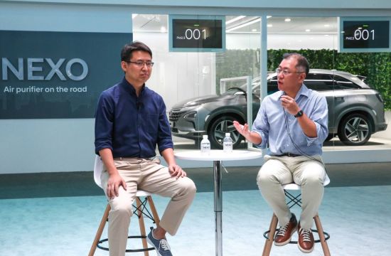 13일(현지시각) 중국 상하이 신국제엑스포센터에서 열린 'CES 아시아 2018'에서 현대차와 '딥글린트'간의 기술 협력 파트너십에 대해 발표 중인 정의선 현대차 부회장(오른쪽)과 자오용 딥글린트 CEO
