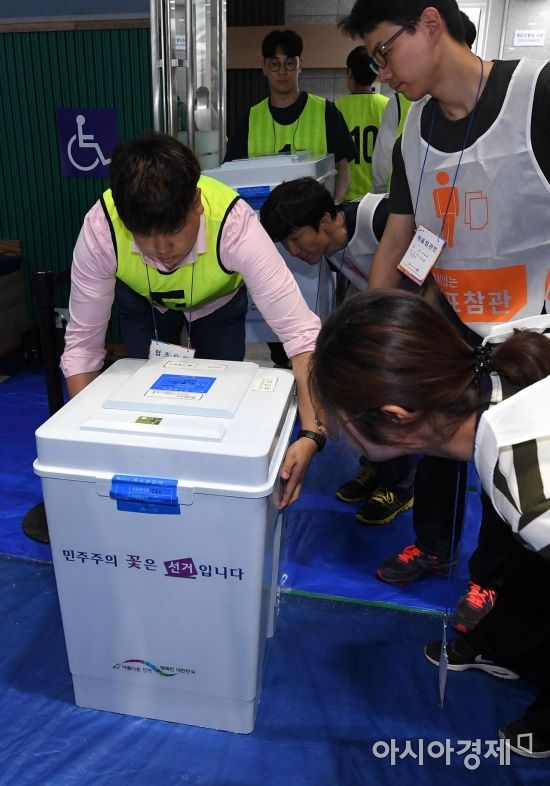 [포토] 투표함 살피는 개표 참관인들