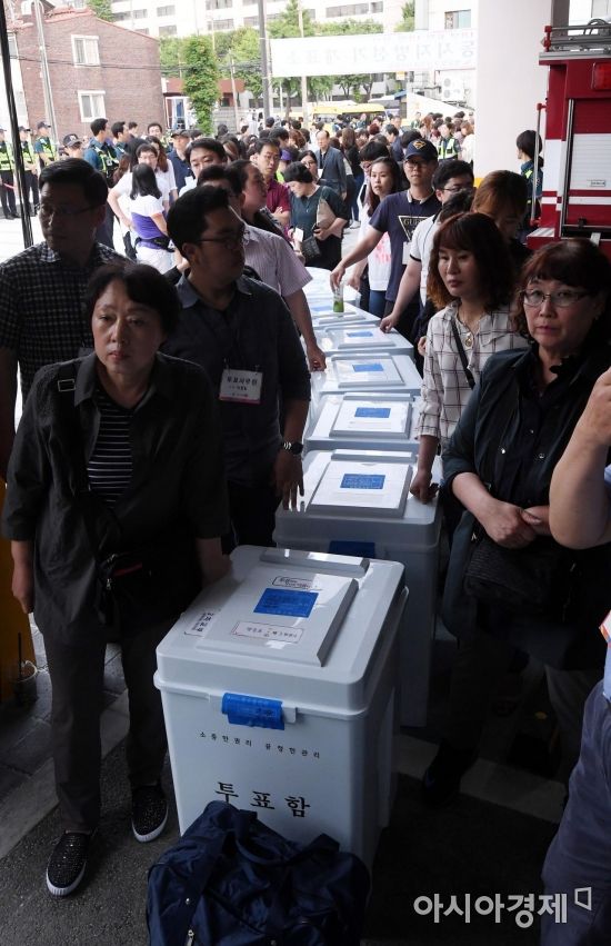 [포토] 개표소로 이송되는 투표함